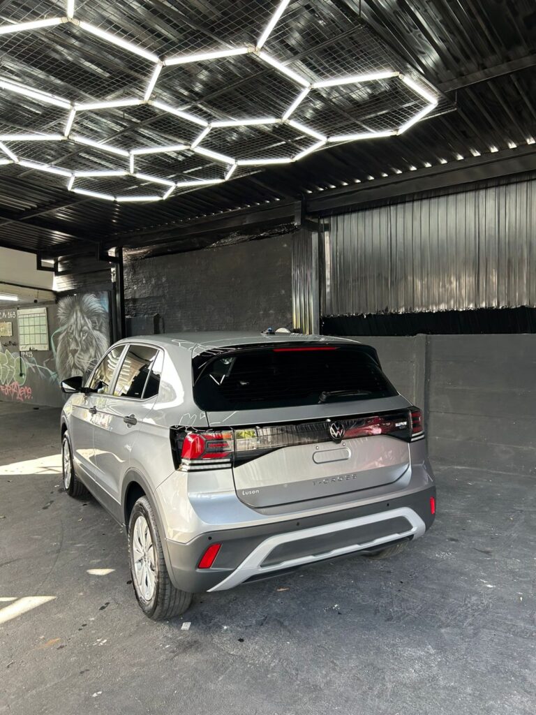 Reflexo espelhado no verniz de fábrica após aplicação de vitrificador na i9 Detail.