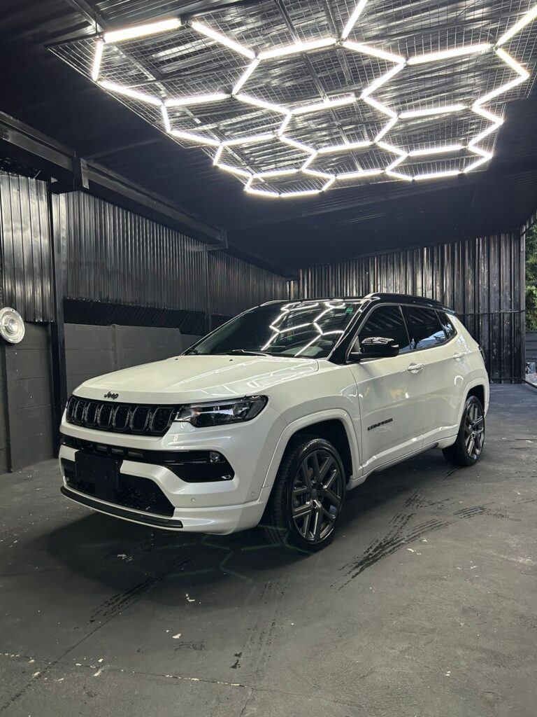Carro zero km com vitrificação de pintura premium aplicada no estúdio i9 Detail em Curitiba.