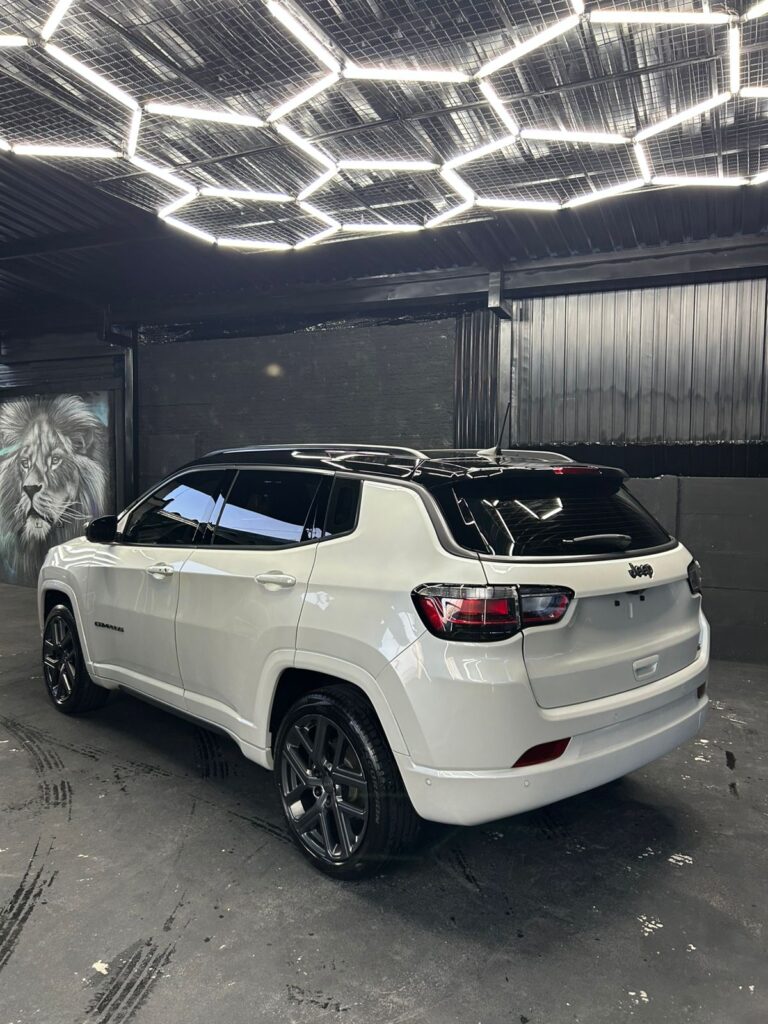 Carro zero km com vitrificação de pintura premium aplicada no estúdio i9 Detail em Curitiba.
