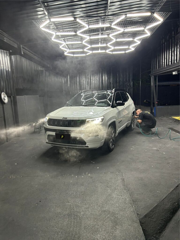 Carro zero km com vitrificação de pintura premium aplicada no estúdio i9 Detail em Curitiba.